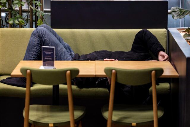 Ein betrunkener Discogänger landete auf dem Sofa in einem fremden Wohnzimmer (Symbolbild).