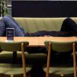 Ein betrunkener Discogänger landete auf dem Sofa in einem fremden Wohnzimmer (Symbolbild).