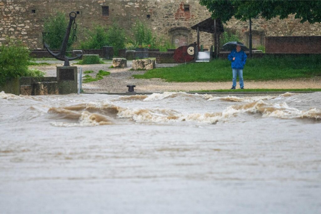 In Lauingen ist die Donau über das Ufer getreten. 