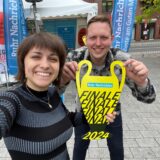 Nora Varga und Fabian Hollenhorst berichten vor dem BVB-Endspiel live vom Marktplatz in Castrop-Rauxel.