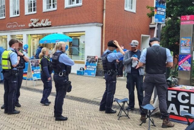 Polizisten sprechen in der Dorstener Innenstadt mit Politikern.