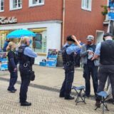 Polizisten sprechen in der Dorstener Innenstadt mit Politikern.