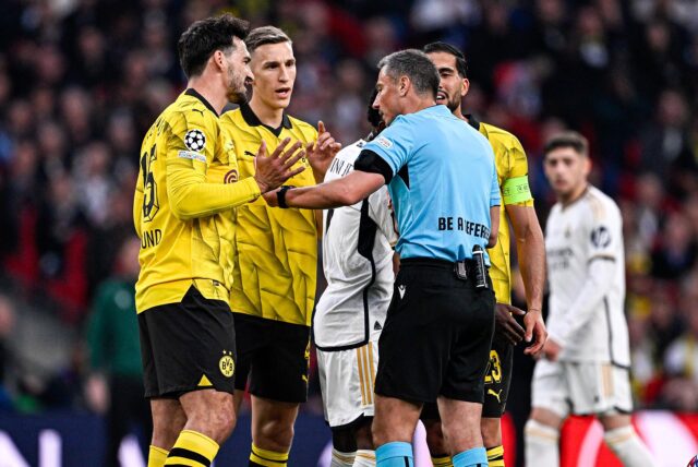 Mats Hummels, Nico Schlotterbeck und Emre Can diskutieren mit dem Schiedsrichter.