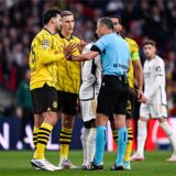 Mats Hummels, Nico Schlotterbeck und Emre Can diskutieren mit dem Schiedsrichter.