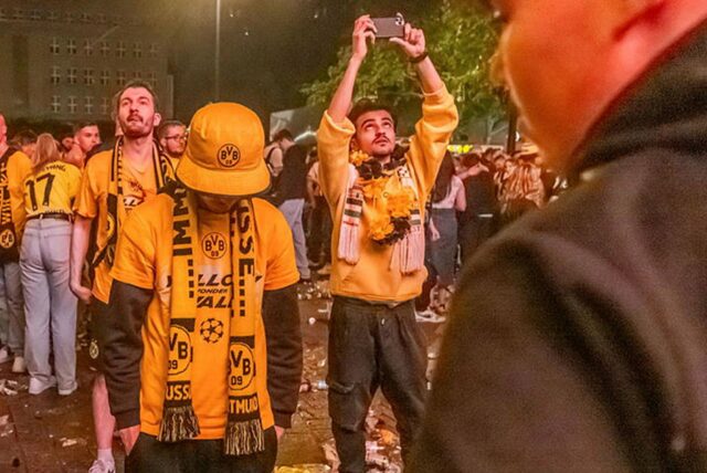 Enttäuschte BVB-Fans beim Public-Viewing in Dortmund zum Champions-League-Finale gegen Real Madrid.