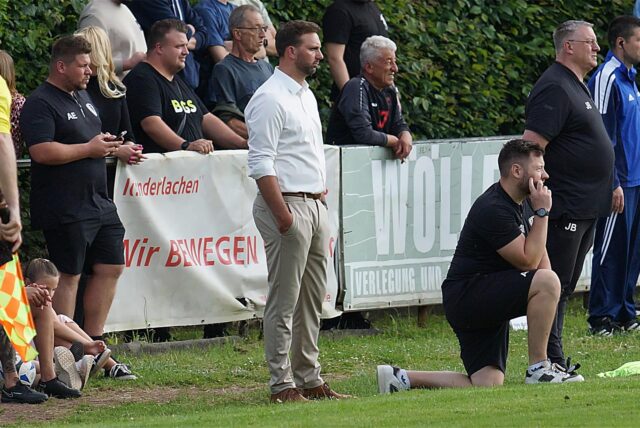 Herringens Trainer Sven Pahnreck stand im Hochzeits-Outfit am Spielfeldrand – und gewann das Aufstiegsspiel.