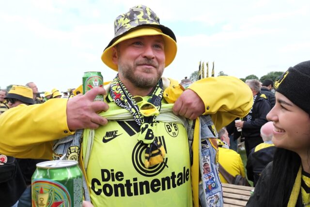 Ein BVB-Fan präsentiert stolz sein Retro-Trikot.