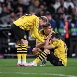 Julian Brandt und Nico Schlotterbeck trösten Marcel Sabitzer.