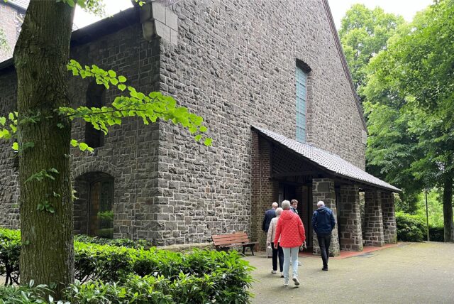 Menschen gehen in die Lippramsdorfer Kirche.