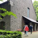 Menschen gehen in die Lippramsdorfer Kirche.