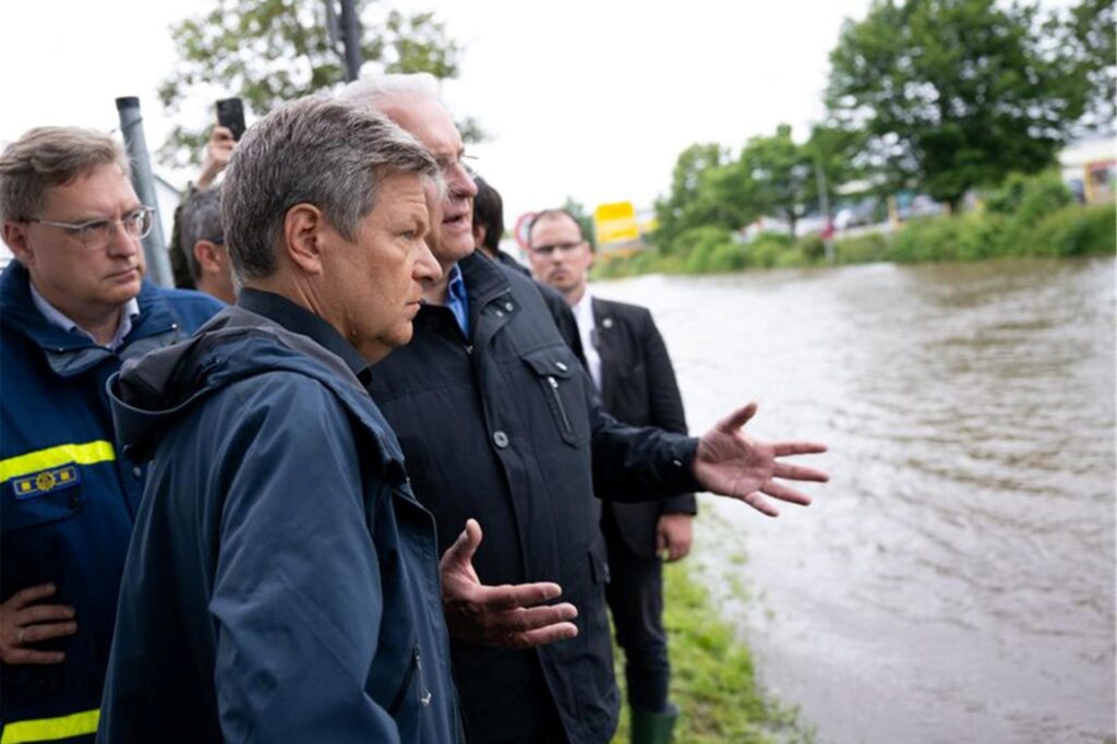 Vizekanzler Robert Habeck und der bayerische Innenminister Joachim Herrmann in Reichertshofen im Landkreis Pfaffenhofen an der Ilm.