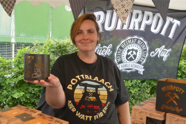 Ein Frau hält ein Souvenir aus dem Ruhrgebiet in der Hand.