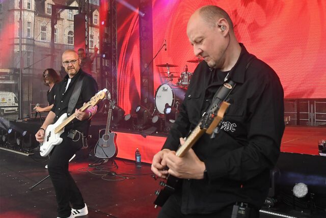 Seven Cent ist früher als üblich aufgetreten, der Stimmung hat das nicht geschadet. Mehr als zwei Stunden hat die Castrop-Rauxeler Band bei „Castrop kocht über“ auf dem Marktplatz gerockt.