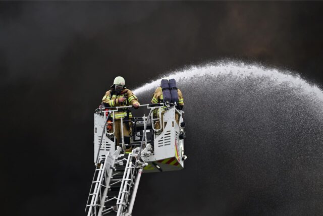 Feuerwehreinsatz in Recklinghausen: Großbrand in einer Lagerhalle an der Raiffeisenstraße