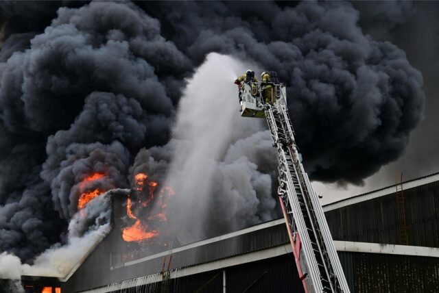 Großbrand in einer Lagerhalle an der Raiffeisenstraße in Recklinghausen am 1. Juni 2024