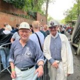 Zwei Bergleute in traditioneller Kluft mit Helm stehen auf dem Gelände des Trainingsbergwerks in Recklinghausen.