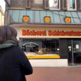 Eine Frau steht mit dem Rücken zur Kamera vor der Schickentanz-Filiale in der Castroper Altstadt. Erst einen Tag vor der Schickentanz-Schließung erfuhren die Mitarbeiterinnen von der Pleite ihres oft langjährigen Arbeitgebers (Symbolbild).