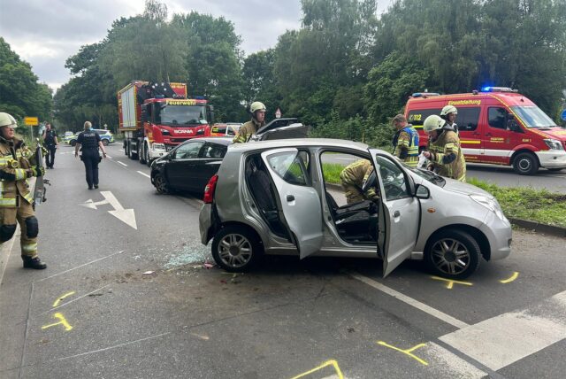 Verkehrsunfall auf einer Kreuzung in Recklinghausen: Einsatzkräfte sind an einem verunfallten Wagen beschäftigt.