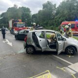 Verkehrsunfall auf einer Kreuzung in Recklinghausen: Einsatzkräfte sind an einem verunfallten Wagen beschäftigt.