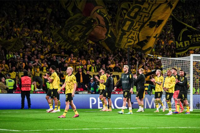 Die BVB-Spieler bedanken sich bei den Fans.