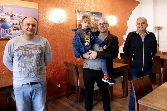 Vermieter Simon Kuznia (mit Sohn Phil) begrüßte die beiden Gastronomen Ioannis Bogiatzidis (r.) und Konstantinos Papadopulus.