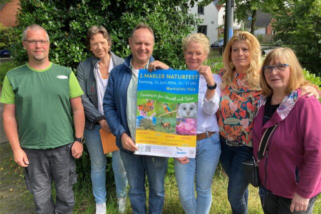 Zum 2. Marler Naturfest laden herzlich ein (v.l.): Dr. Dennis Röhl (Hembrauker), Vivien Wiers (Stadt Marl), Holger Scheer (Hegering), Britta Kallenbach (Kleingartenanlage Brinkfortsheide), Melanie Rolfs (BI Marl MUTIG), sowie Elke Richters (NABU).