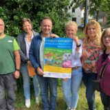 Zum 2. Marler Naturfest laden herzlich ein (v.l.): Dr. Dennis Röhl (Hembrauker), Vivien Wiers (Stadt Marl), Holger Scheer (Hegering), Britta Kallenbach (Kleingartenanlage Brinkfortsheide), Melanie Rolfs (BI Marl MUTIG), sowie Elke Richters (NABU).
