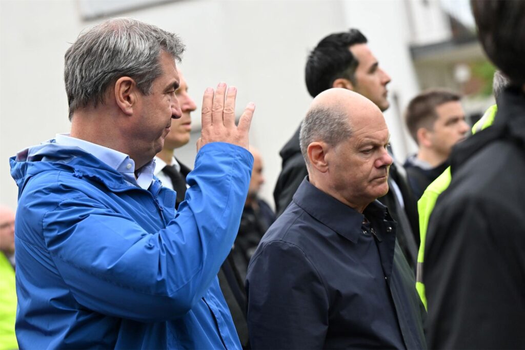 Bundeskanzler Olaf Scholz und Bayerns Ministerpräsident Markus Söder (l) im oberbayerischen Reichertshofen.




