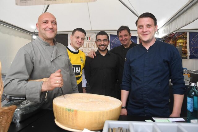 Das Team der Trattoria Puglia rund um Inhaber Nunzio Marcucci (l.) und den neuen Küchenchef Dustin Burbaum (r.) bei „Castrop kocht über.“