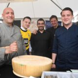 Das Team der Trattoria Puglia rund um Inhaber Nunzio Marcucci (l.) und den neuen Küchenchef Dustin Burbaum (r.) bei „Castrop kocht über.“