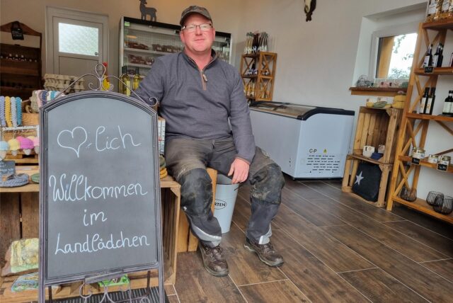 Landwirt Stefan Wember sitzt in seinem Hofladen in Datteln.