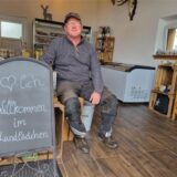 Landwirt Stefan Wember sitzt in seinem Hofladen in Datteln.