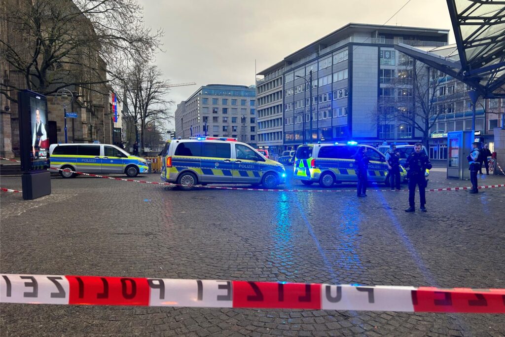 Wegen des Polizei-Einsatzes am Abend des 3. April blieben einige Bereiche an der Reinoldikirche stundenlang gesperrt. Wegen des Polizei-Einsatzes am Abend des 3. April blieben einige Bereiche an der Reinoldikirche stundenlang gesperrt.