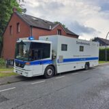 Ein Einsatzfahrzeug des LANUV steht in einer Straße in Recklinghausen.