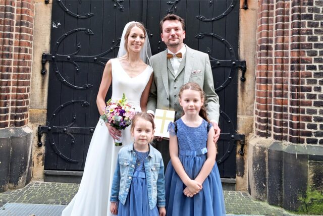 Katharina-Maria Schülz und Felix Lukas stehen nach ihrer Trauung vor der Hertener St.-Antonius-Kirche mit ihren Patenkindern Frederike Maria und Elisabeth Maria.