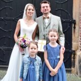 Katharina-Maria Schülz und Felix Lukas stehen nach ihrer Trauung vor der Hertener St.-Antonius-Kirche mit ihren Patenkindern Frederike Maria und Elisabeth Maria.