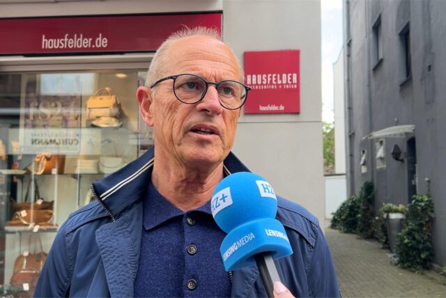 Heinrich Dreier spricht in ein Mikrofon der Halterner Zeitung.