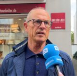 Heinrich Dreier spricht in ein Mikrofon der Halterner Zeitung.