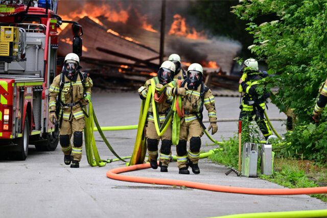 Feuerwehrleute beim Einsatz an der Raiffeisenstraße in Recklinghausen.