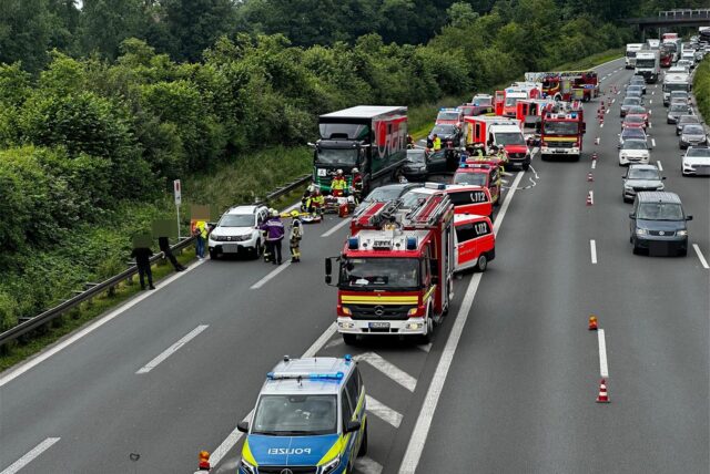 Blick auf die Autobahn voller Kranken-, Polizei und Feuerwehrwagen.