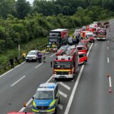 Blick auf die Autobahn voller Kranken-, Polizei und Feuerwehrwagen.