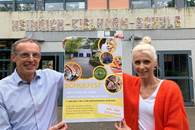 Für das große Schulfest anlässlich des 50-jährigen Bestehens der Heinrich-Kielhorn-Schule an der Riegestraße in Alt-Marl werben Schulleiter Manfred Bothorn und die stellvertretende Schulleiterin Peggy Lange-Austrup.