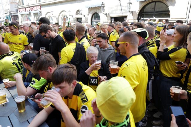 BVB-Fans trinken Bier auf dem Alten Markt in Dortmund.