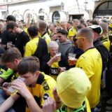BVB-Fans trinken Bier auf dem Alten Markt in Dortmund.