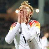 Maximilian Beier fasst sich nach einer vergebenen Chance mit beiden Händen ins Gesicht.