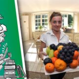 Frau hält eine Schale mit Obst in den Händen.