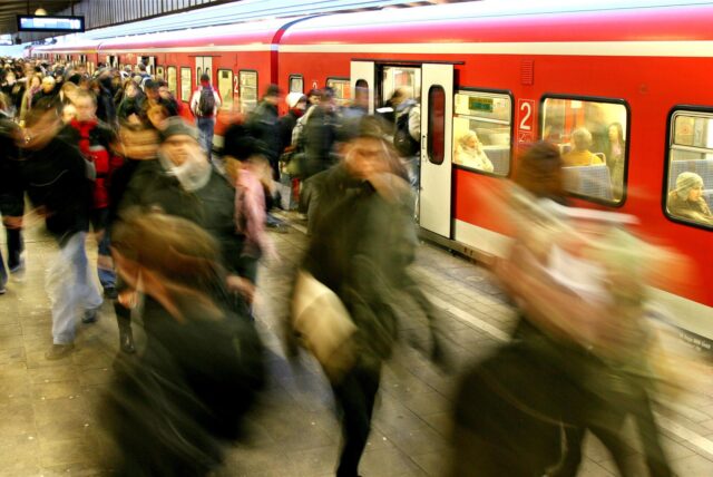 Bahnpendler an einem Bahnhof in NRW (Symbolbild).