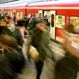 Bahnpendler an einem Bahnhof in NRW (Symbolbild).