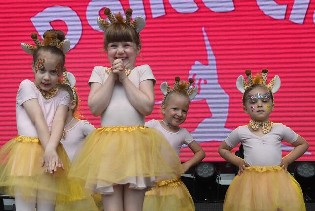 Castrop kocht über 2024 am Abschluss-Sonntag: Kinder der Tanzstudios Dance City und Tanzetage Barbara Manegold standen auf der Bühne, Dimi Saxx trat auf und viele Familien genossen das Essen der sieben Gastronomen.
