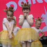 Castrop kocht über 2024 am Abschluss-Sonntag: Kinder der Tanzstudios Dance City und Tanzetage Barbara Manegold standen auf der Bühne, Dimi Saxx trat auf und viele Familien genossen das Essen der sieben Gastronomen.